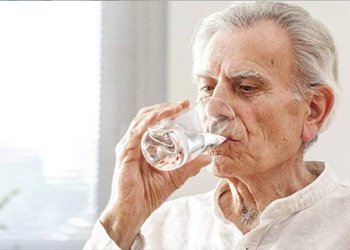 کارشناس تغذیه شبکه بهداشت و درمان دشتستان:
توجه به مصرف آب و مایعات کافی در دوران سالمندی اهمیت ویژه‌ای دارد
