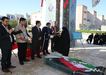 با حضور ه‍یات رییسه مشترک دانشگاه علوم پزشکی بوشهر؛
فرزندان شهدا و همسر شهید در کنار شهید گمنام تجلیل شدند/ گزارش تصویری