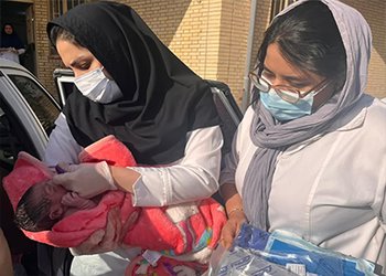 رئیس مرکز بهداشت شهرستان بوشهر خبر داد؛
زایمان طبیعی مادر باردار در داخل خودرو توسط پزشک و ماما مرکز خدمات جامع سلامت چغادک