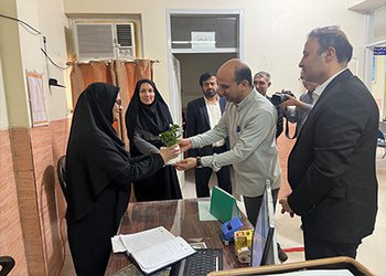 در سومین روز هفته سلامت صورت گرفت؛
معاون بهداشت دانشگاه علوم پزشکی بوشهر از پرسنل پایگاه سلامت تمبک تقدیر کرد