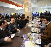 به مناسبت روز دانشجو: دیدار صمیمانه سرپرست دانشگاه تهران با دانشجویان در سلف دانشجویی