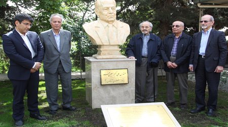 سردیس زنده یاد معین فر، بنیانگذار شبکه ملی شتابنگاری رونمایی شد