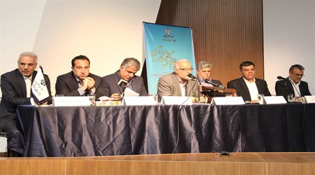 اولین نشست هم‌اندیشی وزیر راه و شهرسازی با تشکل‌های حرفه‌ای حمل‌ونقل و مسکن برگزار شد