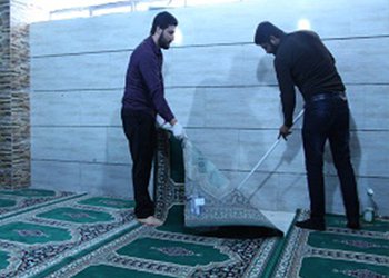 پرسنل مرکز بهداشت بوشهر با مراسم غبارروبی مساجد به استقبال ماه مبارک رمضان رفتند