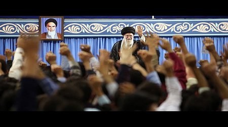 رهبر معظم انقلاب اسلامی در دیدار دانشجویان: لشکر جوانان مومن و انقلابی وارد میدان مطالبه آرمانهای انقلاب شوند