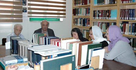 اهدای نسخه‌های خطی به موسسه لغت‌نامه دهخدا دانشگاه تهران