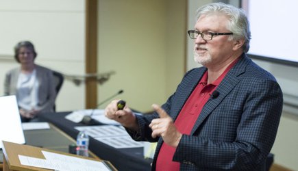 Stanford board chair gives Faculty Senate insight into trustees’ work