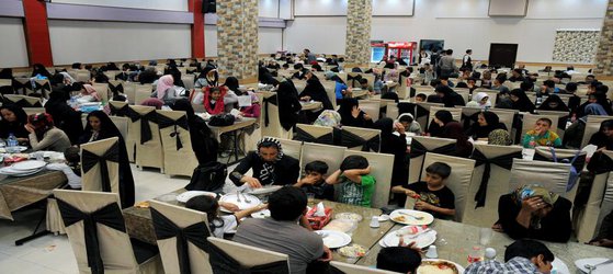 اطعام ایتام و اکرام نیازمندان توسط کارکنان خیر دانشگاه ارومیه در ماه مبارک رمضان