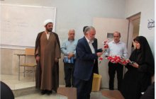 اهداء گل به دختران دانشجو به مناسبت روز دختر