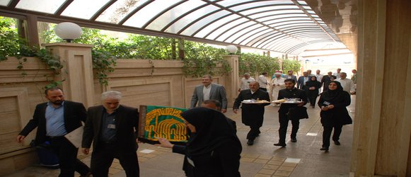 عیادت خادمان حرم امام رضا(ع) از بیماران مرکز پزشکی لقمان حکیم