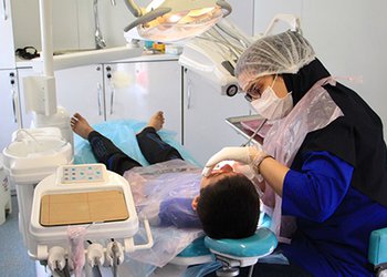 ارایه خدمات رایگان کلینیک سیار دندانپزشکی در منطقه حاشیه‌نشین تنگک بوشهر 