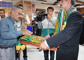 خادمین حرم رضوی از بیماران بستری در بیمارستان امیرالمومنین (ع) گناوه عیادت کردند