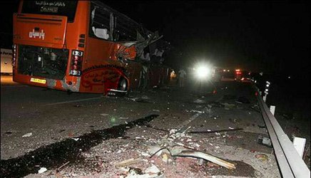 ارائه گزارش - تصادف اتوبوس با تریلی در محور سلفچگان اراک