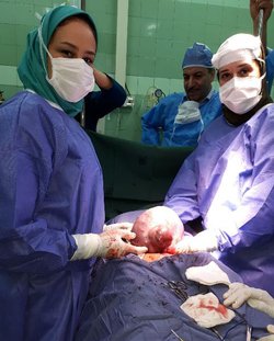جراحی توده بزرگ بیست سانتی متری در شکم بیمار در بیمارستان ۱۵ خرداد مهدیشهر