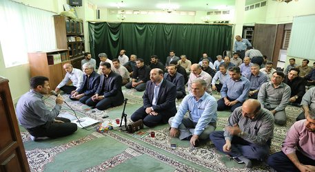 برگزاری مراسم زیارت عاشورا در نمازخانه ستاد دانشگاه