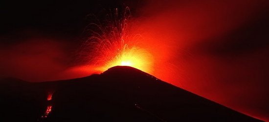 اتنا، بلندترین کوه آتشفشان اروپا واقع در جنوب ایتالیا از شب گذشته فعال شد
