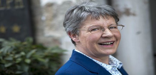 Pulsar discoverer Jocelyn Bell Burnell wins $3-million Breakthrough Prize