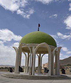 غبارروبی و عطرافشانی قبور مطهر شهدای گمنام دانشگاه شهرکرد به مناسبت هفته دفاع مقدس