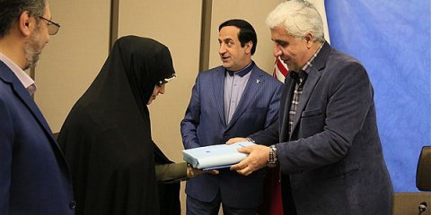 دکتر رهبر به خانواده شهدای مدافع حرم همدان مدرک تحصیلی افتخاری داد