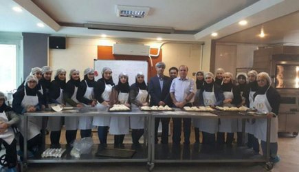 دانشجویان علوم تغذیه  و صنایع غذایی دانشگاه علوم پزشکی آزاد اسلامی تهران با مراحل تخصصی پخت و عمل آوری نان های صنعتی آشنا شدند