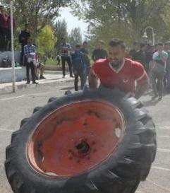 برگزاری مسابقه قوی‌ترین مردان به مناسبت  هفته تربیت بدنی در دانشگاه شهرکرد