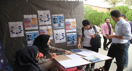 برپایی نمایشگاهی سه روزه با هدف آشنایی دانشجویان با فعالیت های فوق برنامه ی دانشگاه