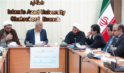 دانشجویان با حجاب برتر و پوشش اسلامی، مورد تشویق قرار گیرند.