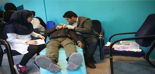 بیش از ۴۰۰ کودک کار در بیمارستان مفید ویزیت شدند/ لبخند به چهره "کودکان کار"  نشست