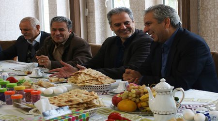 دکتر خاوازی ضمن بازدید از کارخانه فرآوری بذر موسسه تحقیقات اصلاح و تهیه بذر چغندرقند، بر توسعه کشت چغندرعلوفه ای تاکید کرد