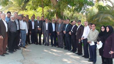 دکتر خاوازی در جمع خبرنگاران در  بوشهر ، بر ضرورت انتقال یافته های نوین تحقیقات کشاورزی به بهره برداران تاکید کرد