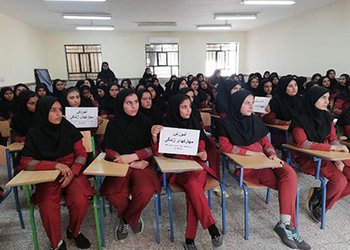 رییس شبکه بهداشت و درمان دشتستان:
برای کاهش آسیب‌های اجتماعی باید مهارت‌های زندگی را به دانش آموزان آموخت
