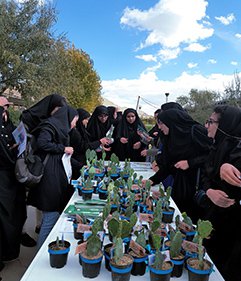 اهدای گل به مناسبت هفته سلامت روان در دانشگاه شهرکرد