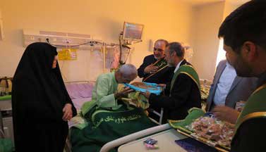 عیادت خادمین مسجد مقدس جمکران از بیماران مرکز آموزشی پژوهشی و درمانی کوثر