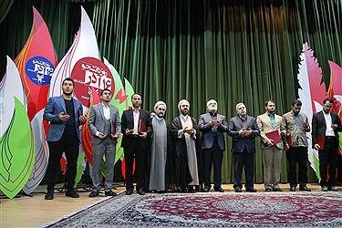 تقدیر از دانشجوی داروسازی دانشگاه علوم پزشکی آزاد اسلامی تهران به عنوان دانشجوی نمونه