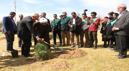 مراسم روز درختکاری دردانشگاه آزاداسلامی واحدنجف آباد باحضور حجت الاسلام والمسلمین حیدری مسئول نهاد نمایندگی مقام معظم رهبری دردانشگاه های آزاداستان اصفهان،دکترمهران مجلسی رئیس دانشگاه ،هیات رئیسه ودانشجویان رشته محیط زیست این واحد برگزارگردید.