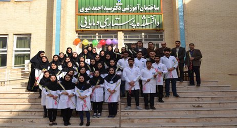 تجلیل سرپرست دانشگاه آزاد اسلامی از اساتید و دانشجویان پرستاری با اهداء شاخه گل