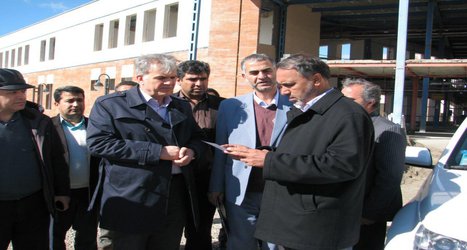 رییس کمیسیون عمران مجلس شورای اسلامی طی بازدید از سایت مجتمع آموزش عالی گناباد، در جریان روند پیشرفت پروژ ه های عمرانی این مجتمع قرار گرفت.