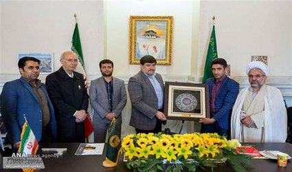 ‫اهدای مدال جهانی دانشجوی دانشگاه آزاد اسلامی شاهرود به آستان قدس رضوی