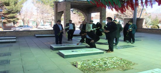 گل افشانی و عطر فشانی مزار شهدای شهرستان به مناسبت دهه مبارک فجر