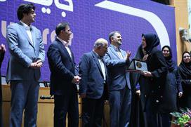 تندیس جایزه دادمان تحت عنوان، بانوی موفق به دکتر طاهره نصر اختصاص یافت
