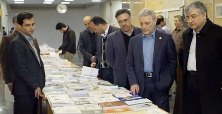 بازدید رئیس دانشگاه تهران از نمایشگاه برگزیده انتشارات و پایان نامه‌های دانشجویی در چهل سال اخیر