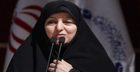 تجلیل از همسر شهید شهریاری در کنفرانس هسته‌ای ایران
