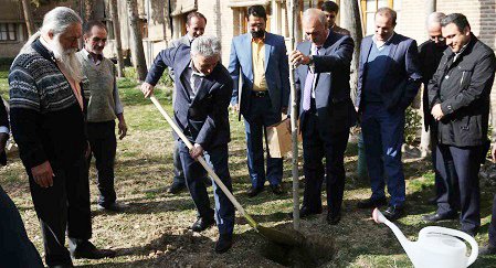 رئیس دانشگاه تهران در باغ‌موزه نگارستان دو اصله نهال غرس کرد