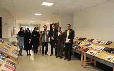 بازدید دکتر چمن رئیس دانشگاه از نمایشگاه کتاب انجمن اسلامی دانشجویان دانشگاه
