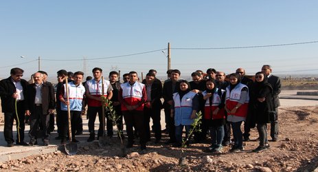 کاشت ۲۰۰ اصله نهال توسط دانشگاهیان واحد دزفول به مناسبت روز درختکاری
