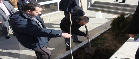 بزرگداشت روز درختکاری در دانشگاه صنعتی همدان