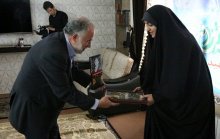 دکتر قاضی مغربی در دیدار با خانواده شهید امین کریمی ؛ شهدای مدافعین حرم با دفاع از مرزهای اعتقادی ، عزت و افتخار را برای جامعه اسلامی به ارمغان آوردند